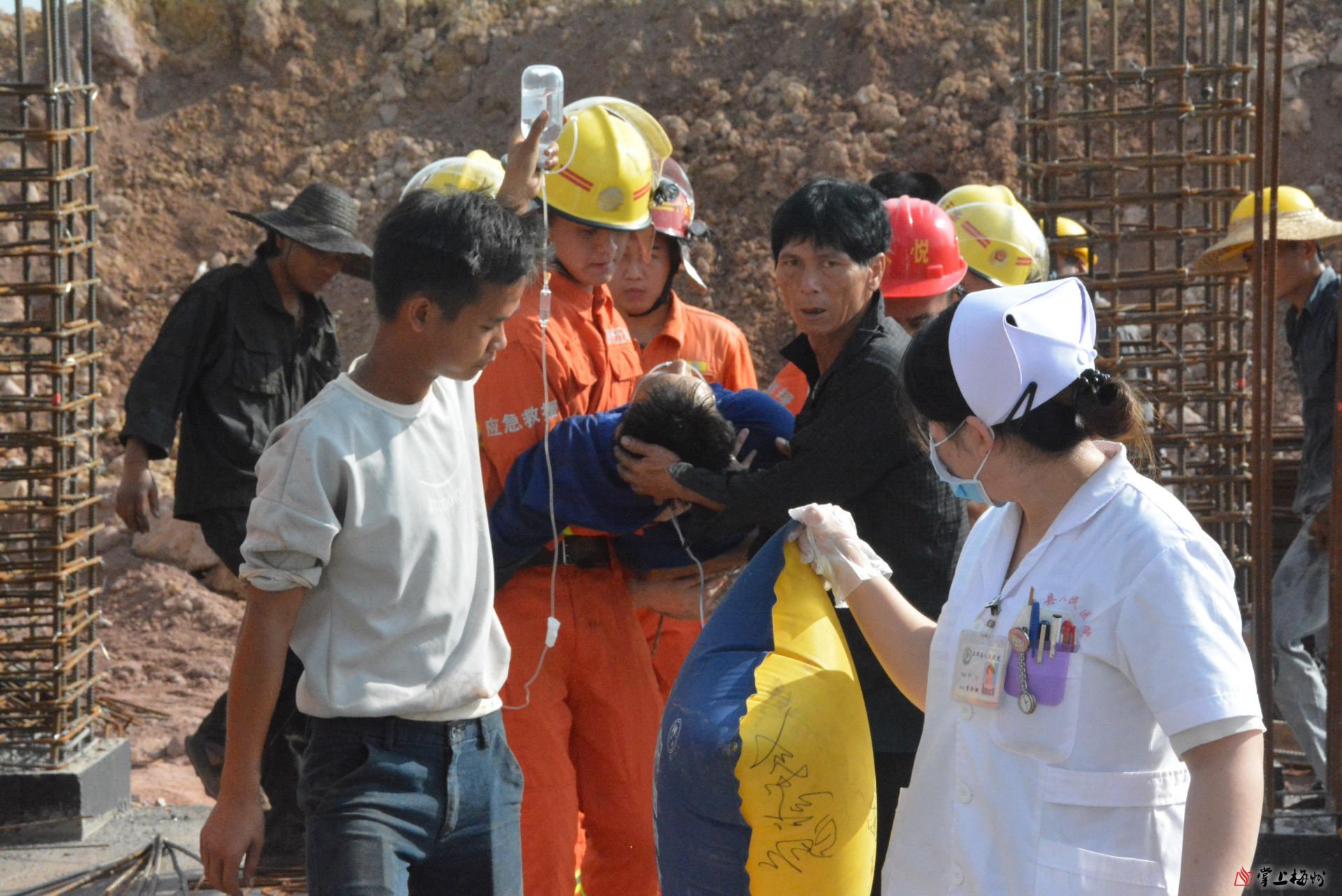 五华县水寨镇某钟表厂对面工地有一名男性工人不慎从高处跌落,一根