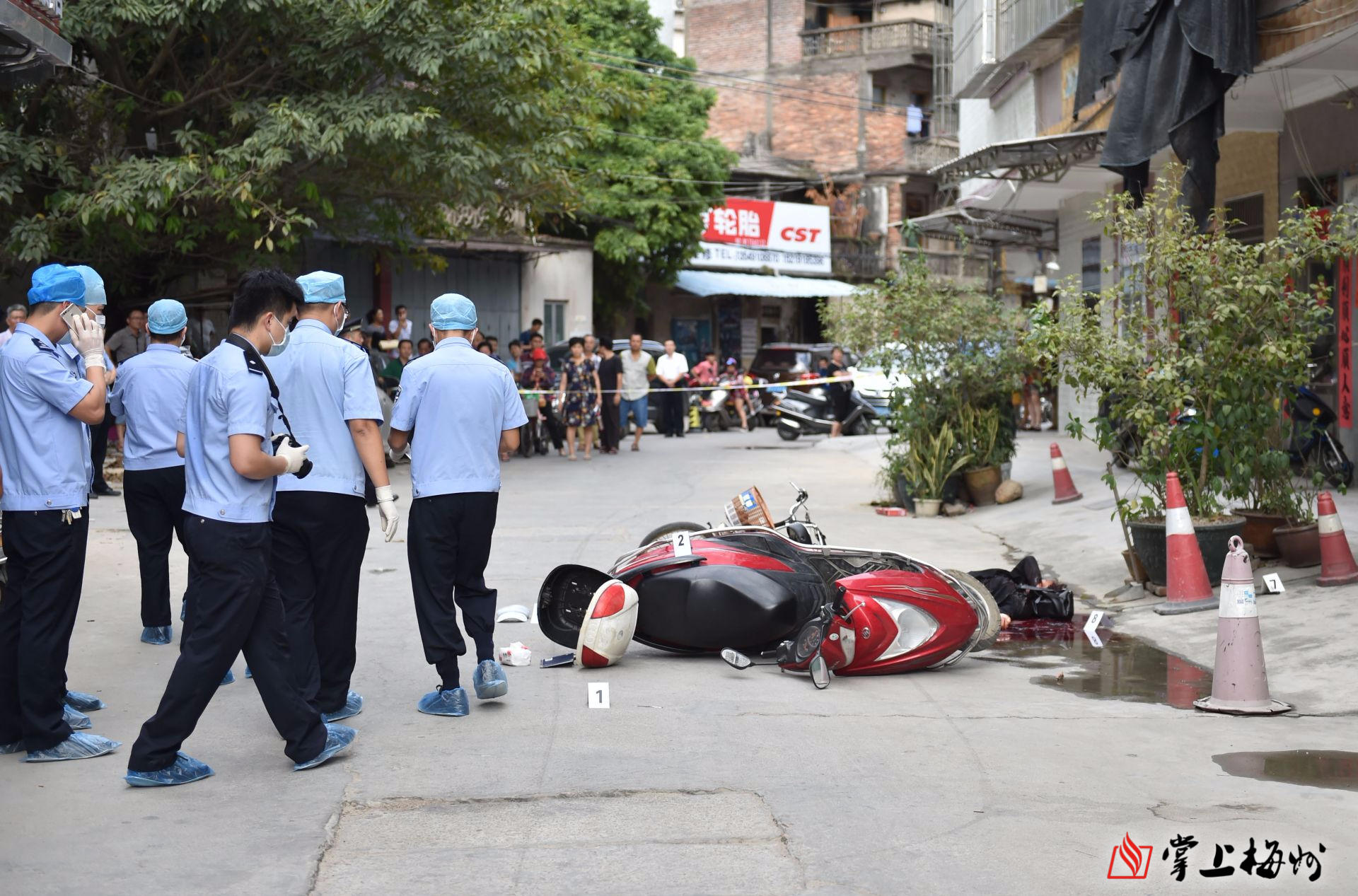 因情感纠纷,丰顺一男子当街持刀刺死妻子