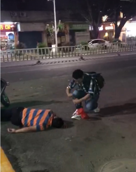 男子喝醉酒骑摩托车倒地不起路过市民做了这些事