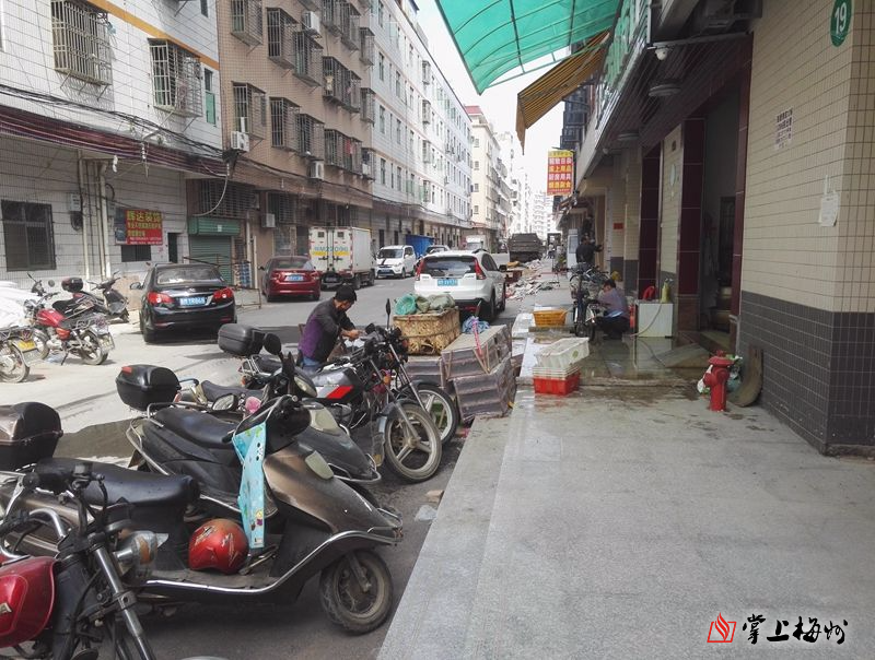 兴宁市文峰一路与联康雅筑之间的无名小巷沿街宰杀活禽(图片均由张爱