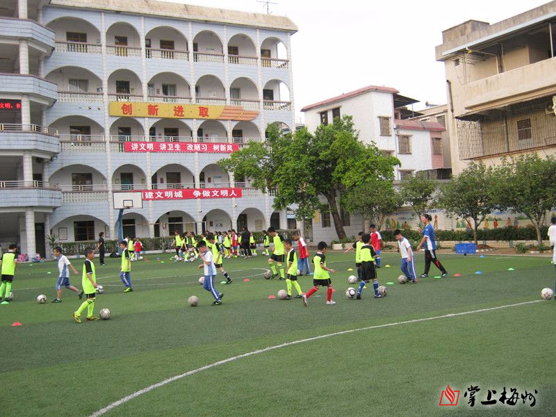 在奔跑中成长 梅江区五洲小学圆学生足球之梦