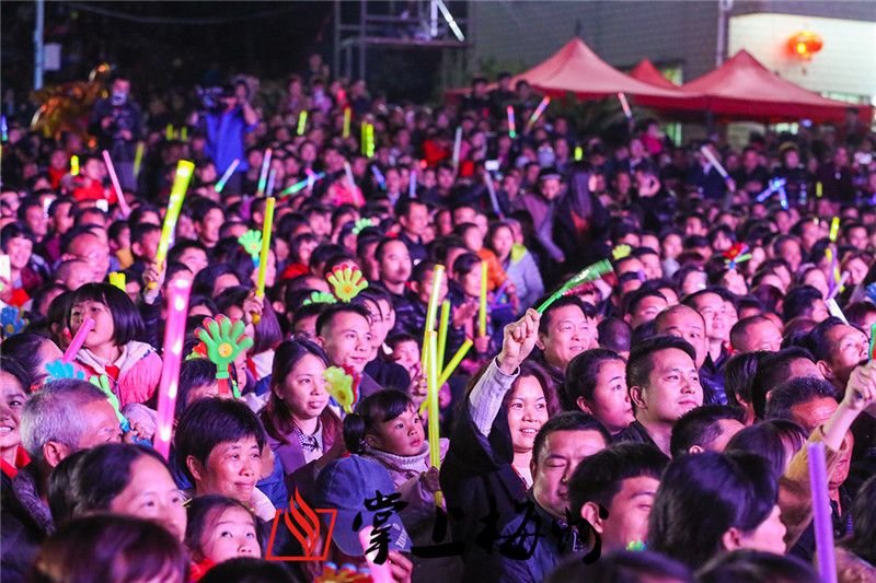 丰顺官溪村举行2018春晚 玖月奇迹激情献唱