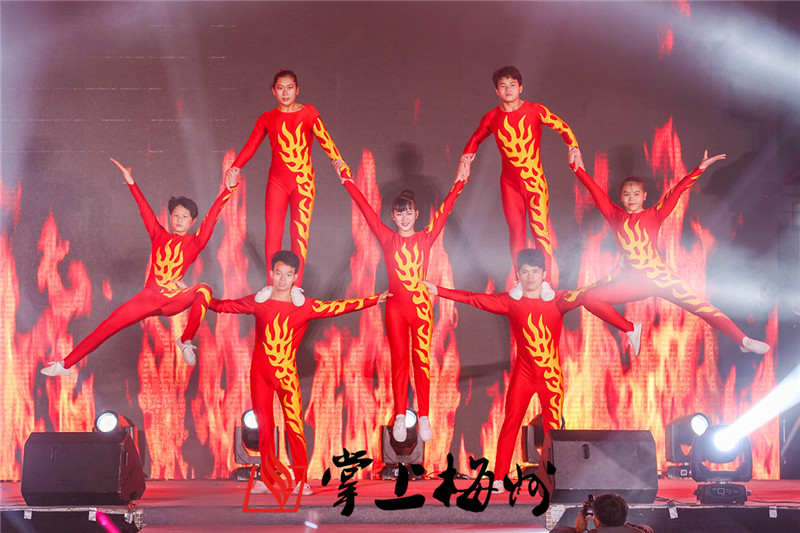 丰顺官溪村举行2018春晚 玖月奇迹激情献唱