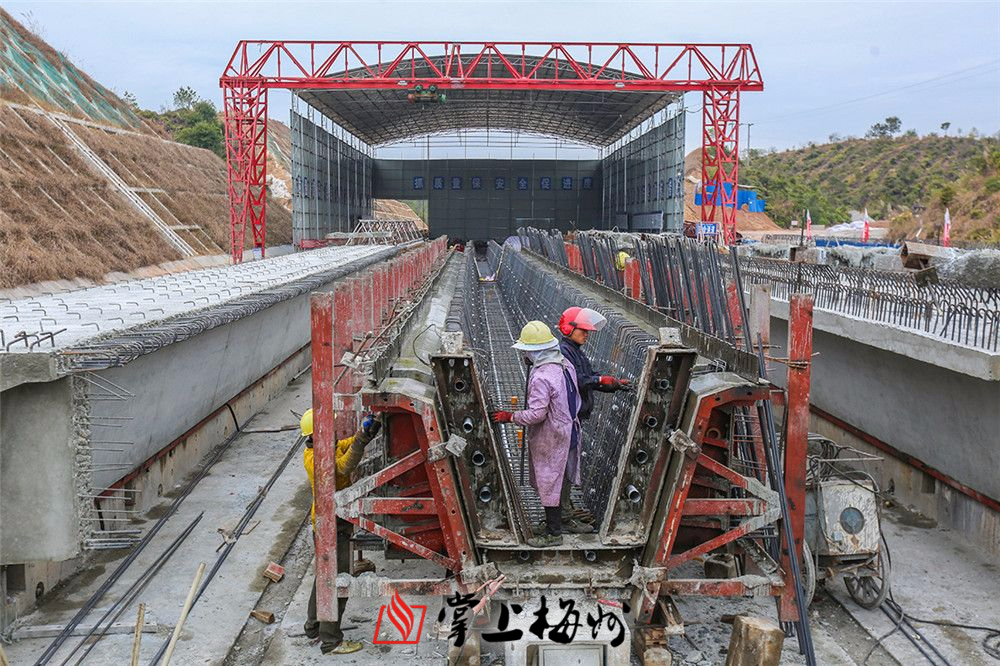 梅平高速3标完成全部箱梁浇筑 预计明年6月建成通车