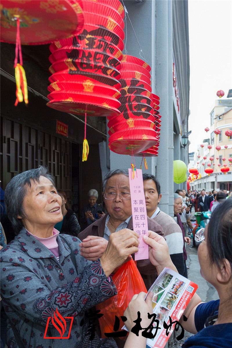 市民在猜灯谜赏花灯.(连志城 摄)