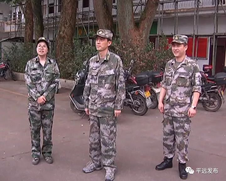 梅州军分区司令员杨芝春到平远检查民兵整组工作