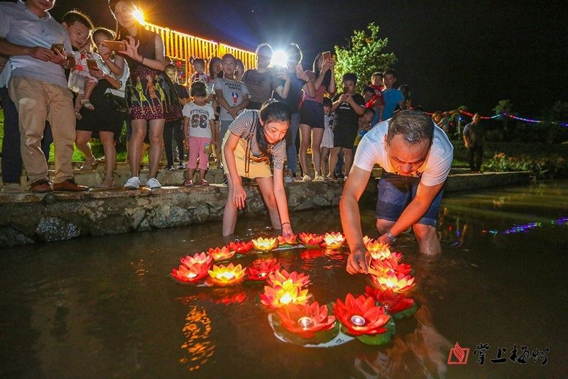 南口镇侨乡村河边,不少市民在中秋之夜前来放花灯.(吴腾江 摄)