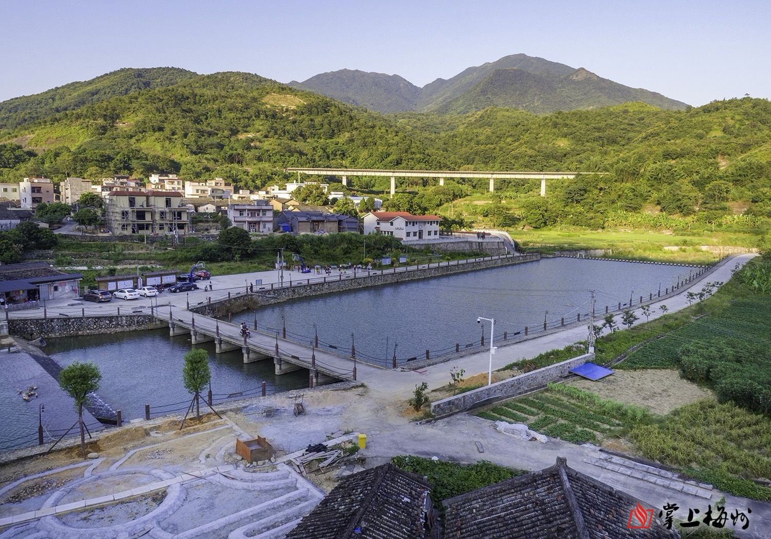 漫步在丰顺县北斗镇拾荷村榕江北河堤岸,河水蜿蜒而下,流淌在奇石异