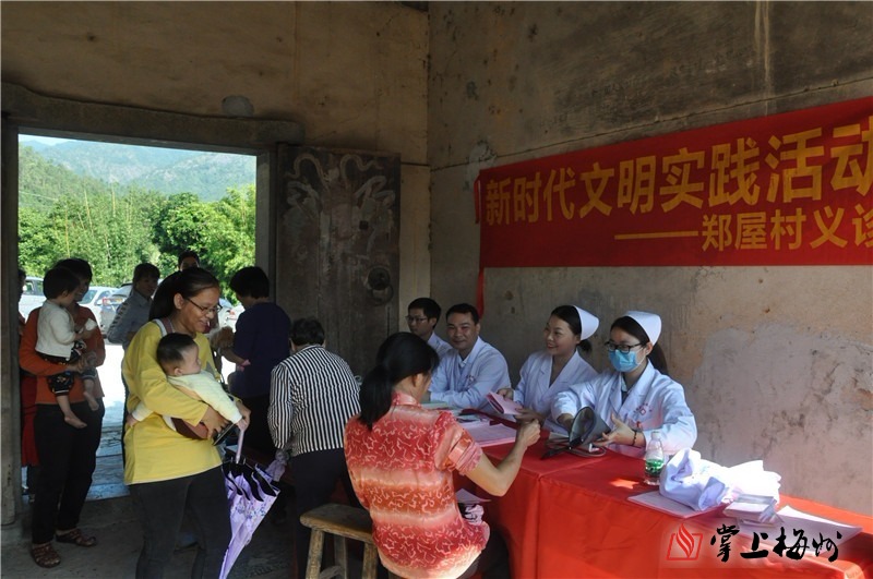 (郑坤 摄)活动现场还举行了为民惠民便民的文明实践活动,建桥镇卫生站