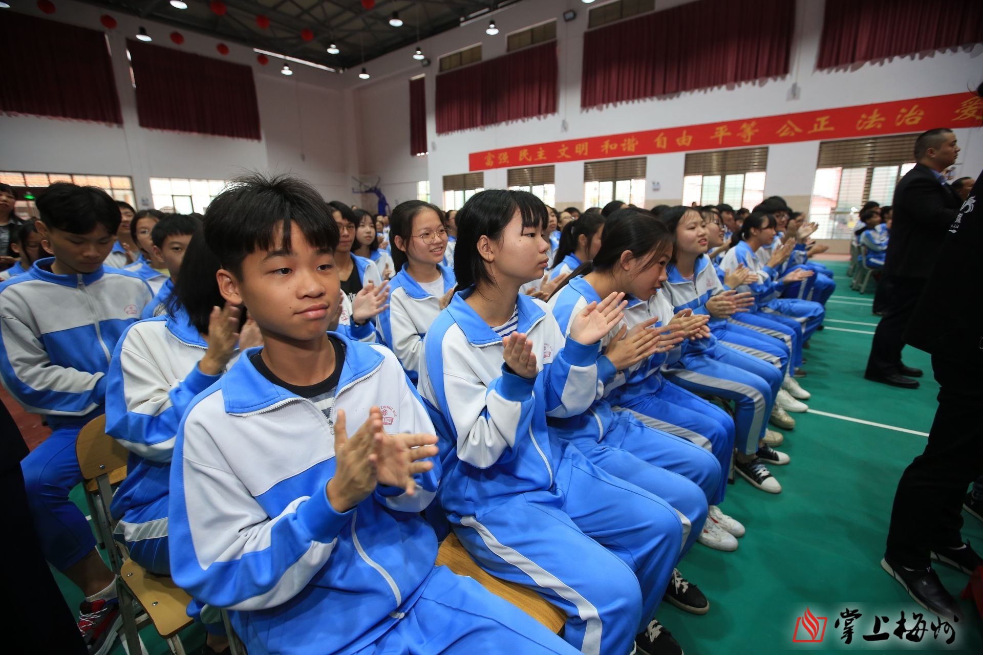 掌上梅州 梅县区宪梓中学的学生们热烈欢迎曾宪梓博士到场.