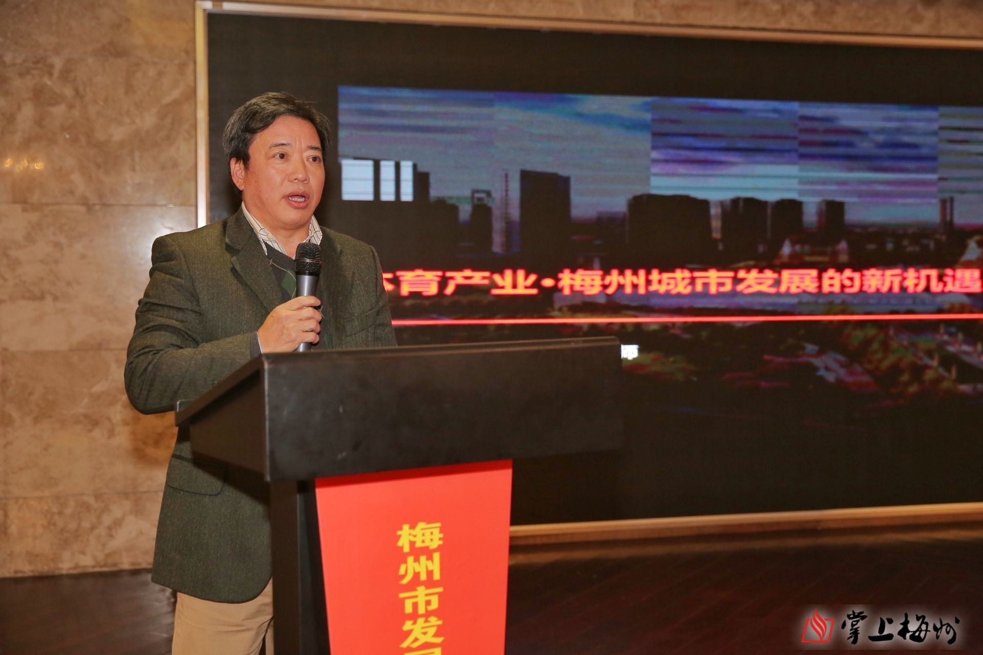 撒花梅州日报荣获梅马突出贡献单位二人获先进个人
