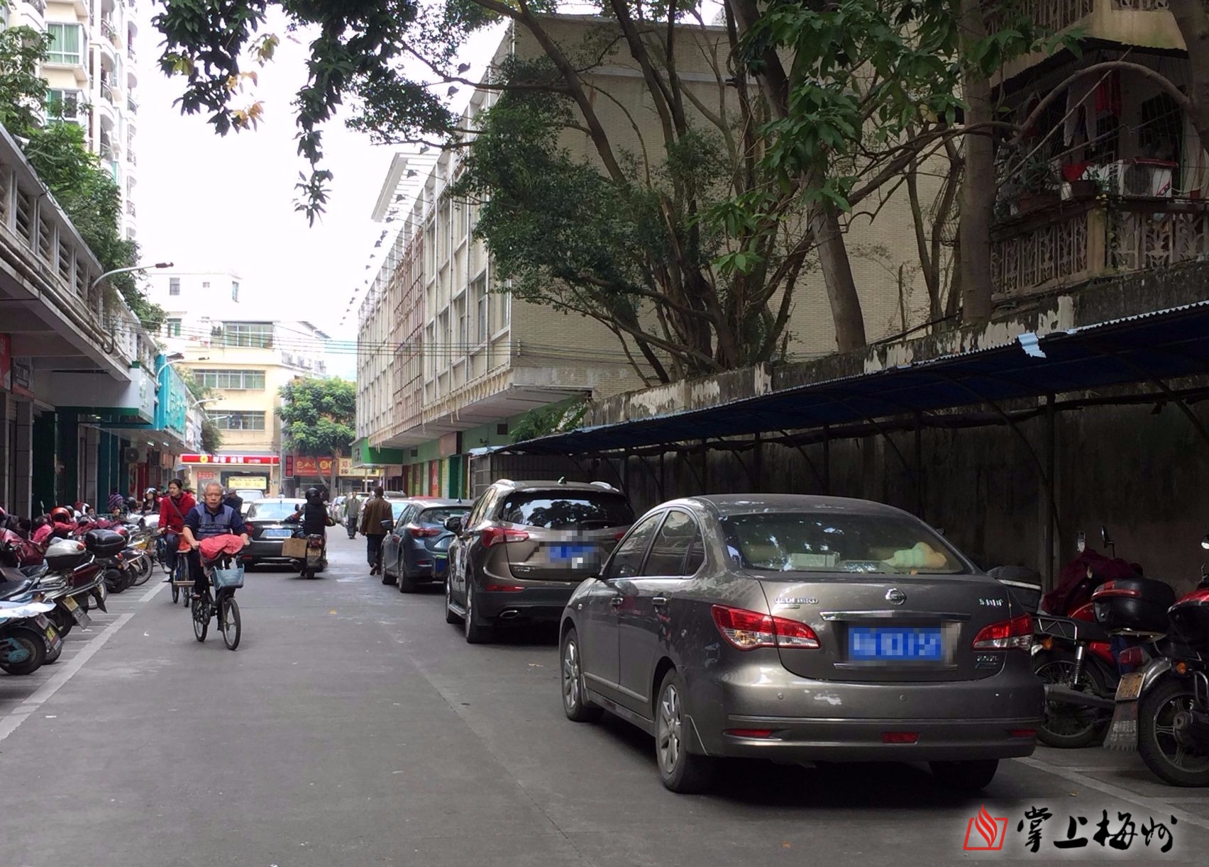 曝光!梅江区龙坪市场周边道路乱停车现象严重