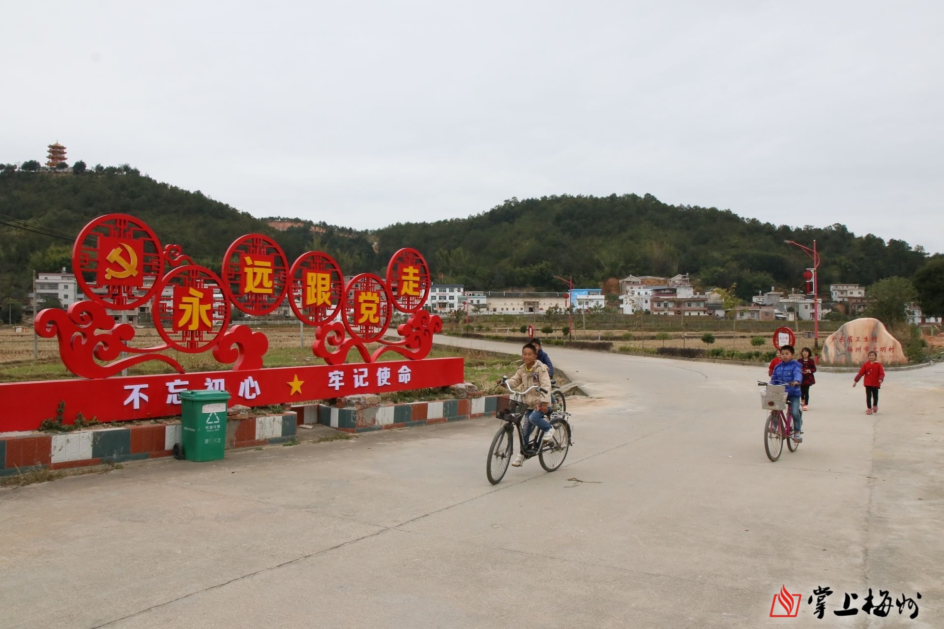 建设和党建规范化建设,突出党组织的核心作用,有力推动了美丽乡村建设