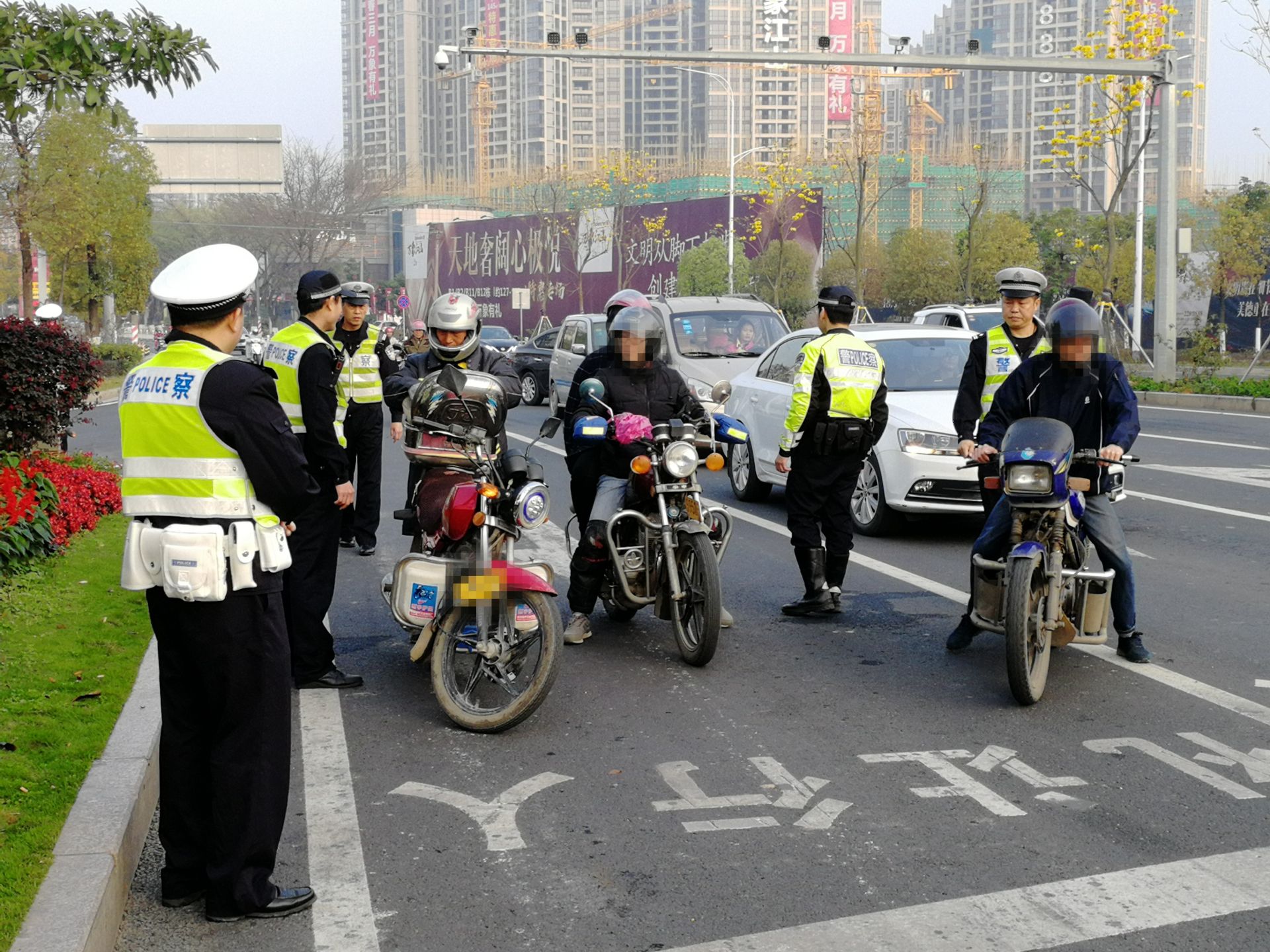 交警部门在广州大桥红绿灯前查处摩托车违法行为.(张爱飞 摄)