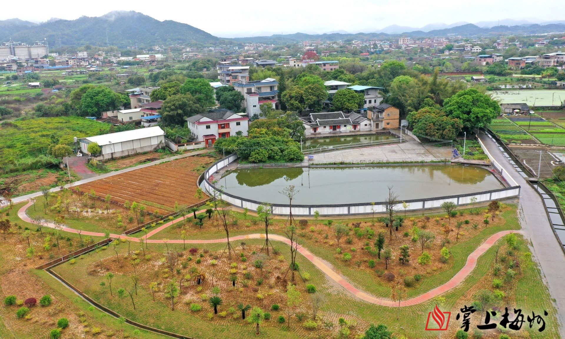 梅江区西郊街道桃西村莲塘唇的小公园建成使用,村民有了休闲娱乐的好