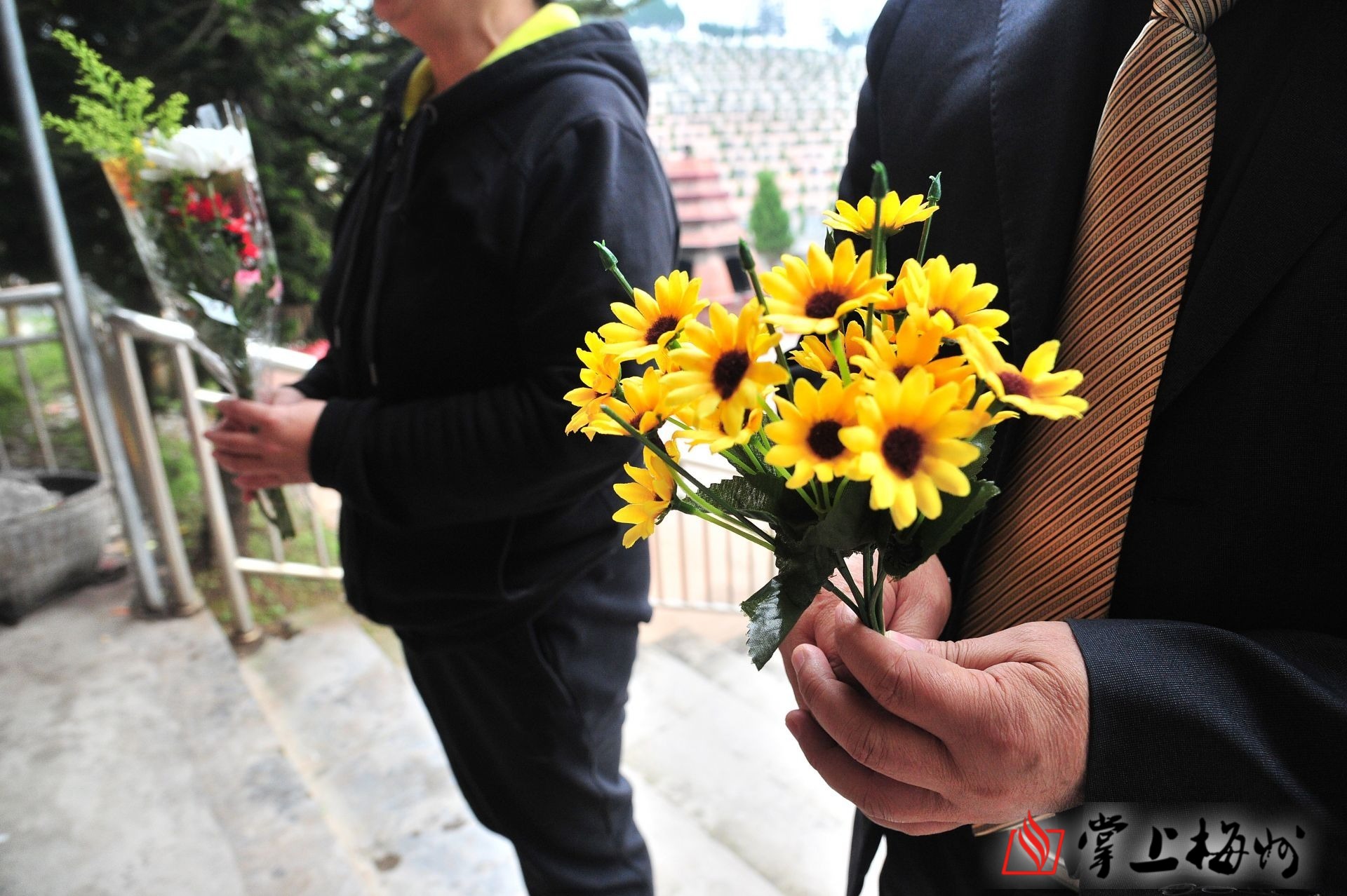 市民手捧鲜花前往公墓缅怀亲人,寄托哀思.