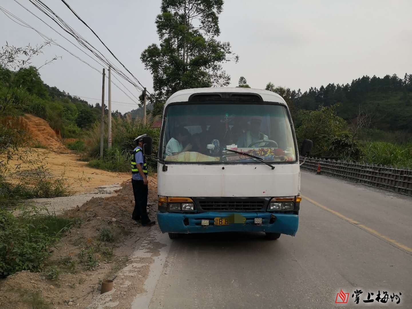 报废中巴还载22人上路,熄火靠一根铁线!惊出一身冷汗