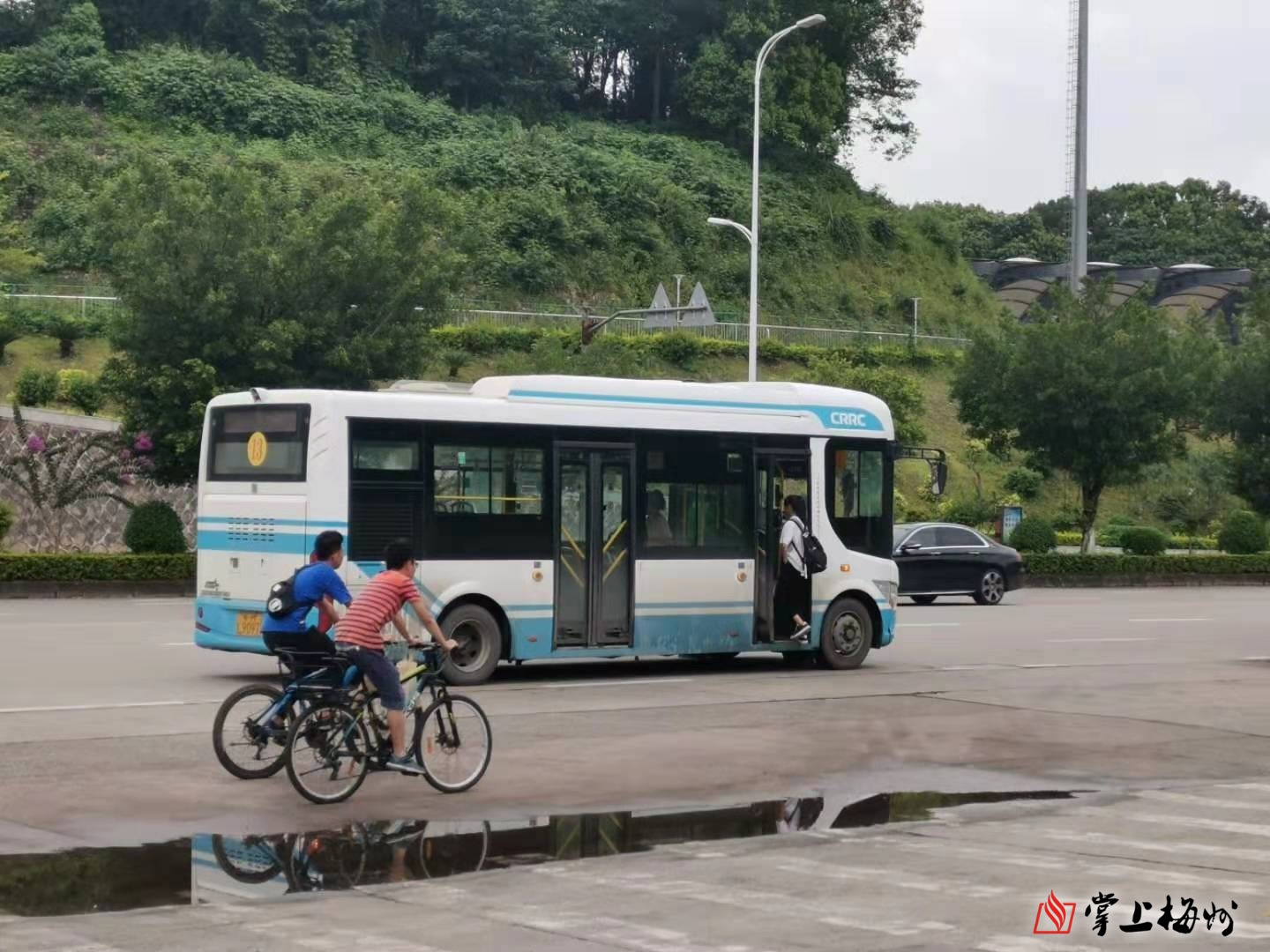 掌上梅州讯  公交车是市民较常搭乘的公共交通工具,但若公交站点间的