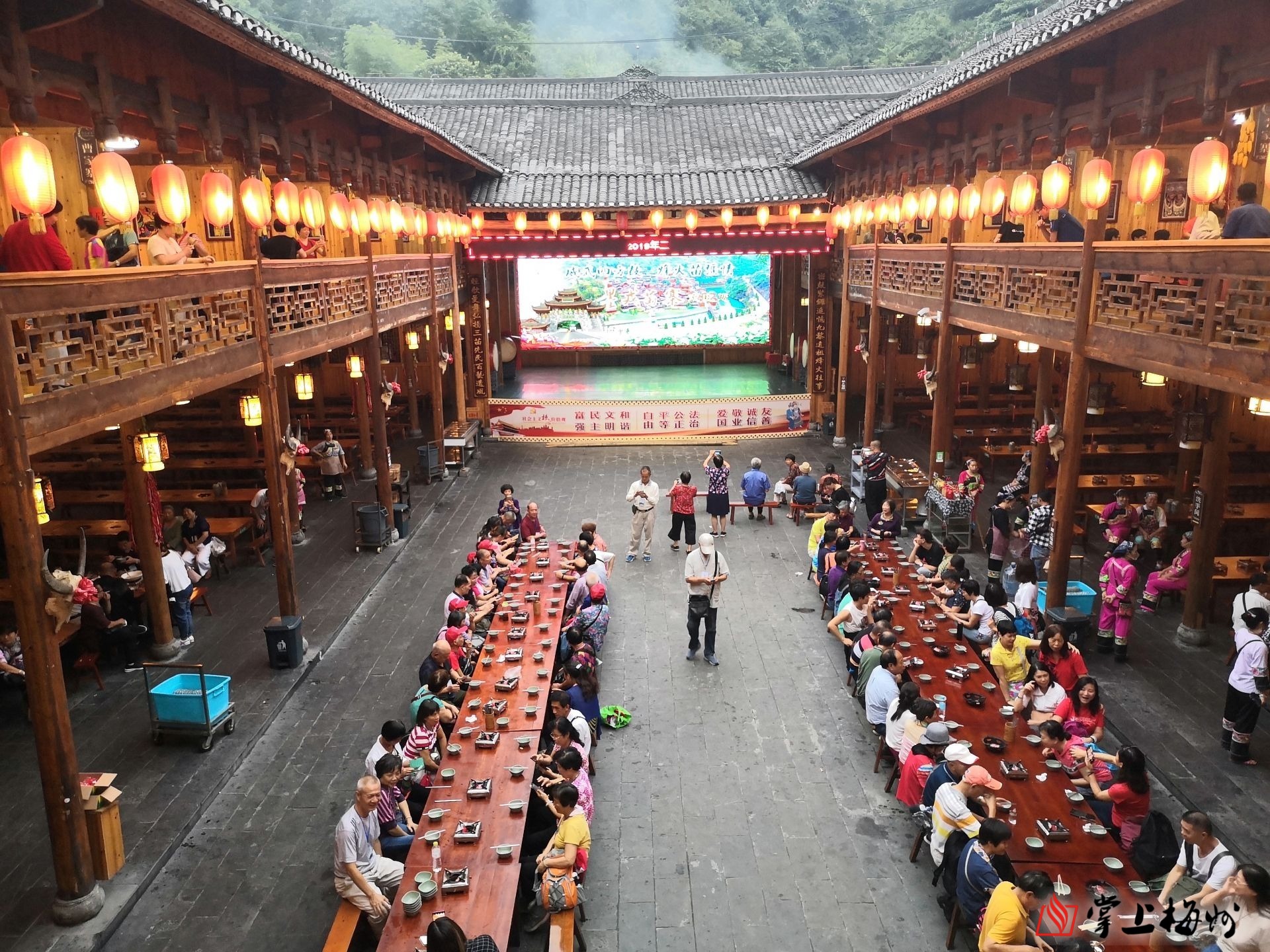 墨戎苗寨长龙宴.