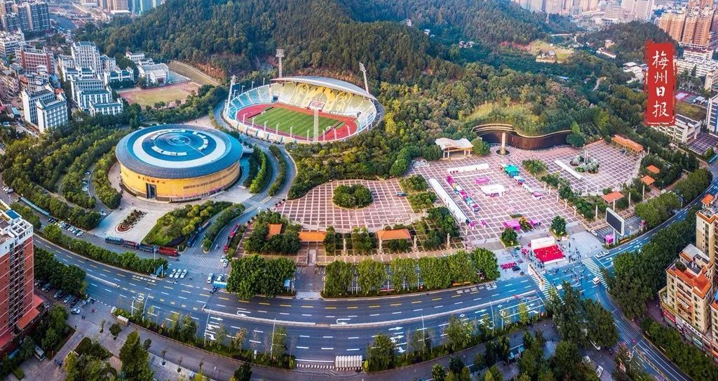 梅县区人民广场位于梅县区新城中心地带,背靠梅花山森林公园,是集旅游