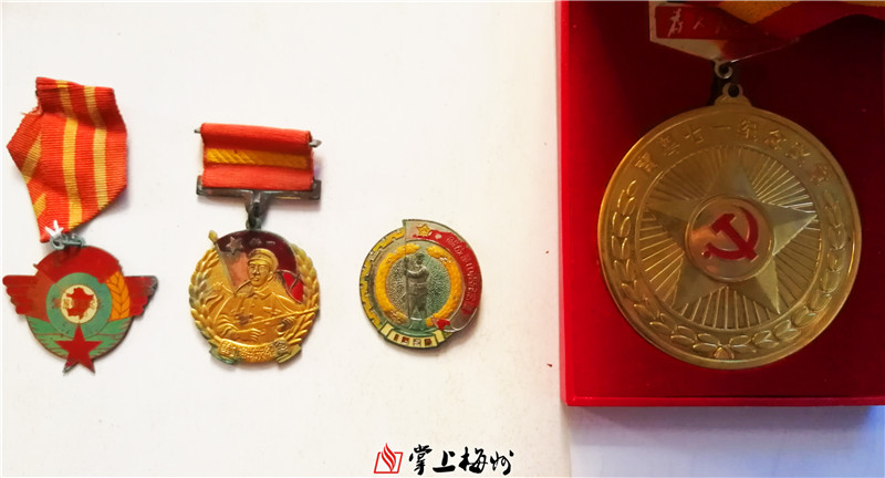 从左到右分别为东北解放,华北解放,华中南解放勋章,南粤七一纪念章