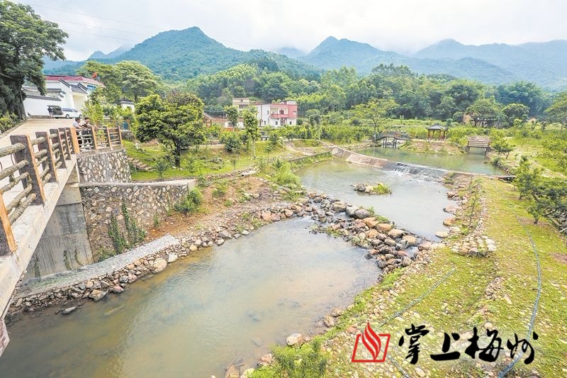 走近丰顺县丰良镇三山村党群服务中心"不忘初心,牢记使命"八个大字