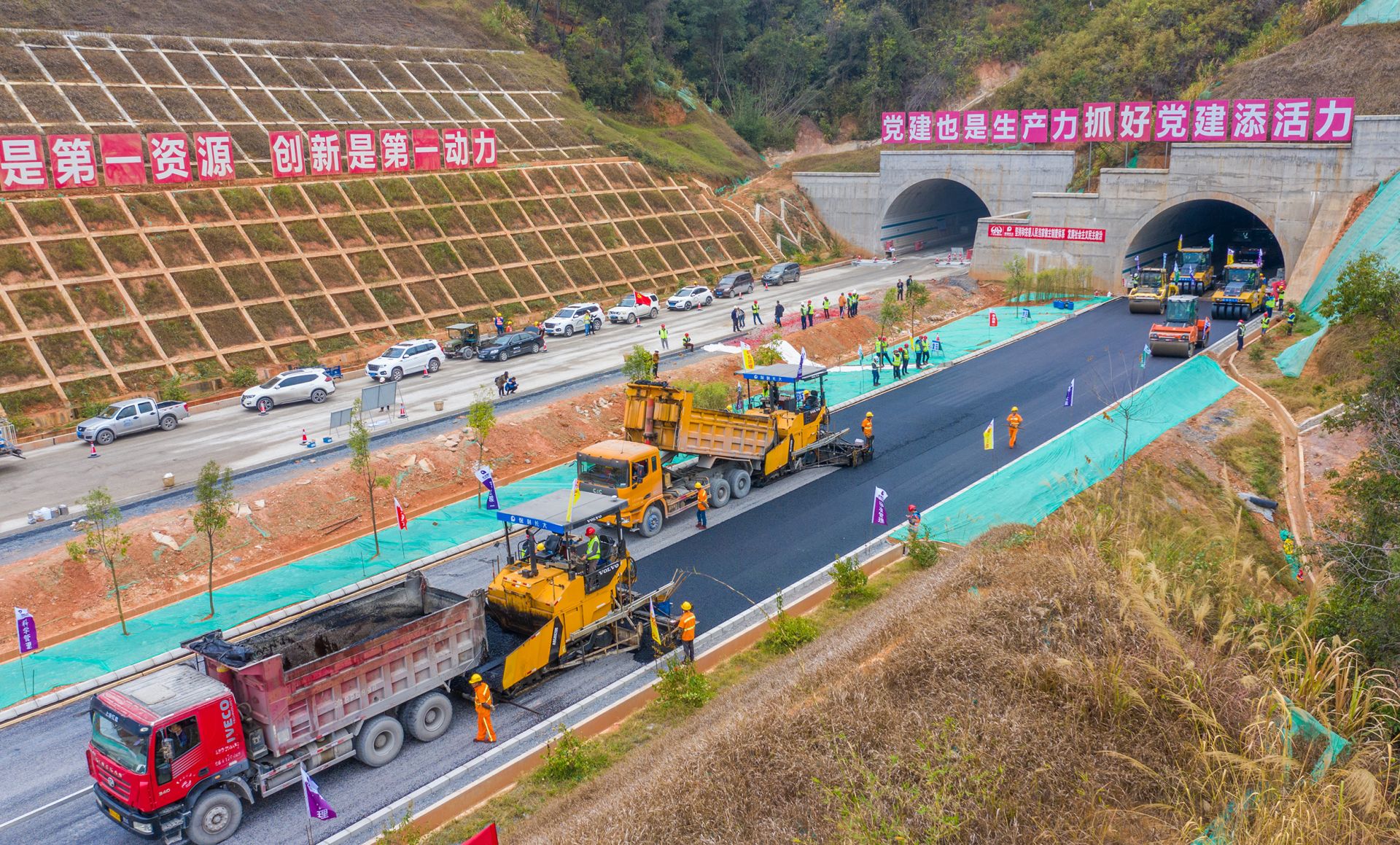 离通车更近一步梅州东环高速沥青下面层试验路顺利完成