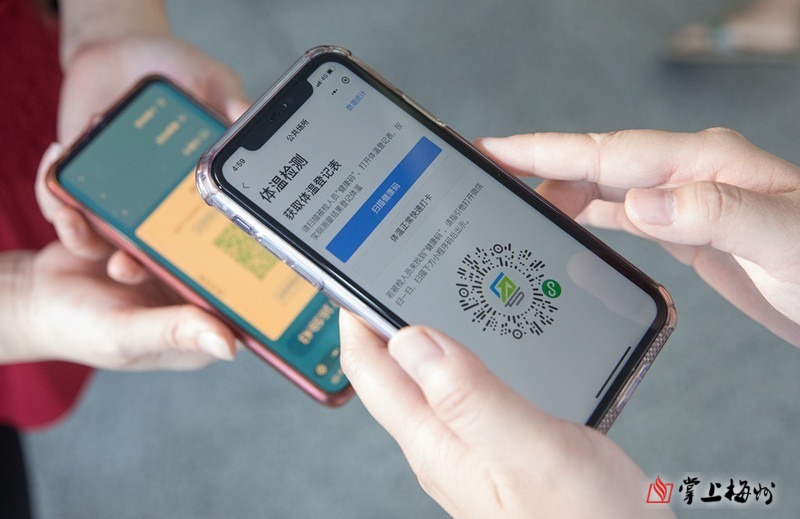 梅州市民人手一个粤康码扫码出示通行去哪都方便