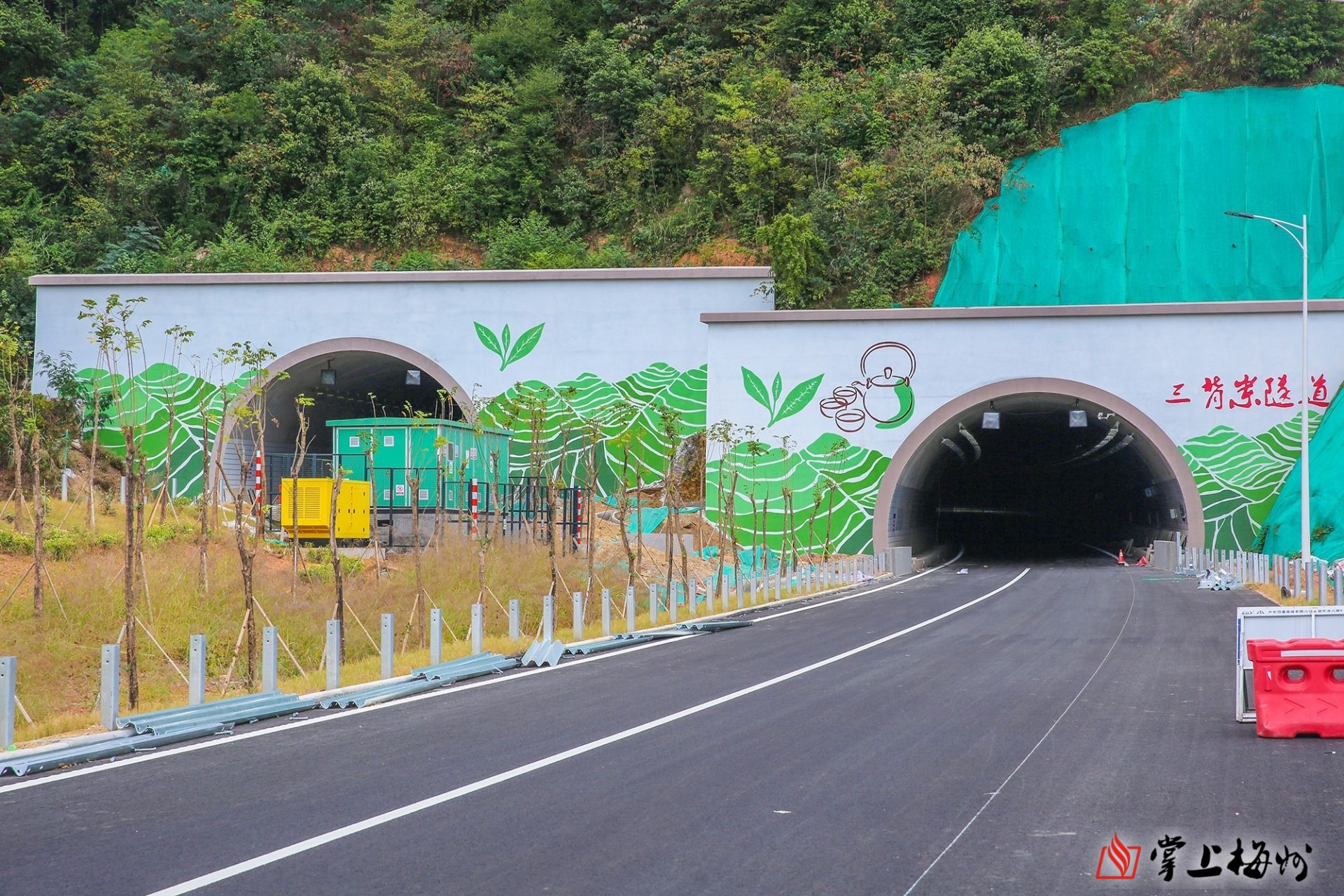 大潮高速全线隧道洞口文化景观工程已基本完成,图为"梅州茶"元素的三