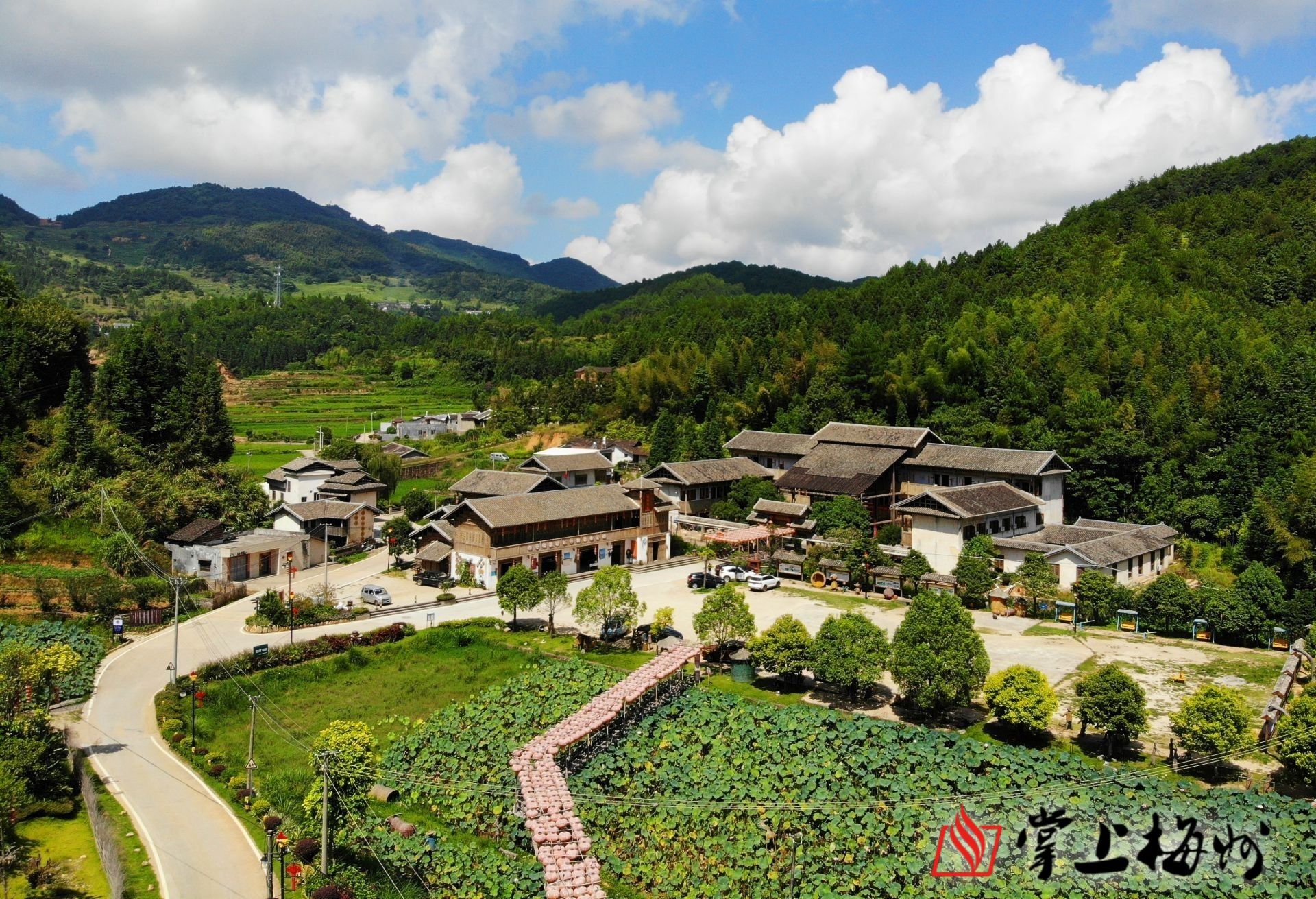 平远县仁居镇仁居村成了远近闻名的"红色村(钟小丰 摄)