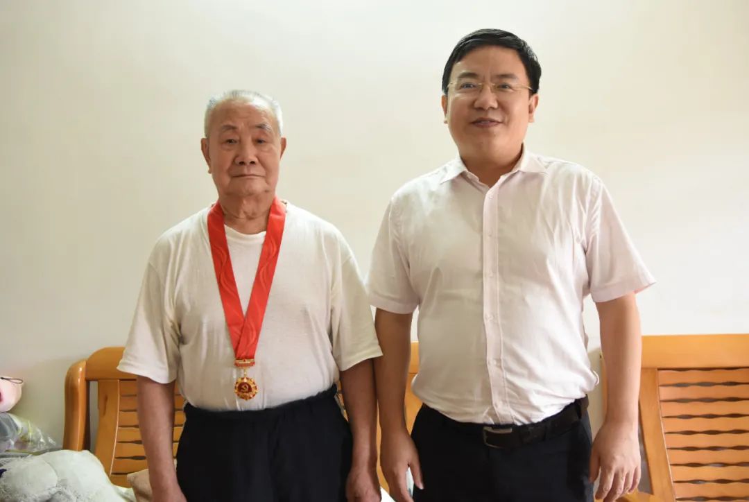 图为市纪委副书记,市监委副主任张炎华前往