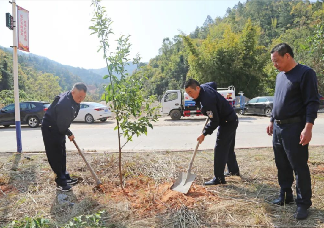 3月11日,第44个植树节来临,大埔县公安局党委委员,副局长杨培彬组织