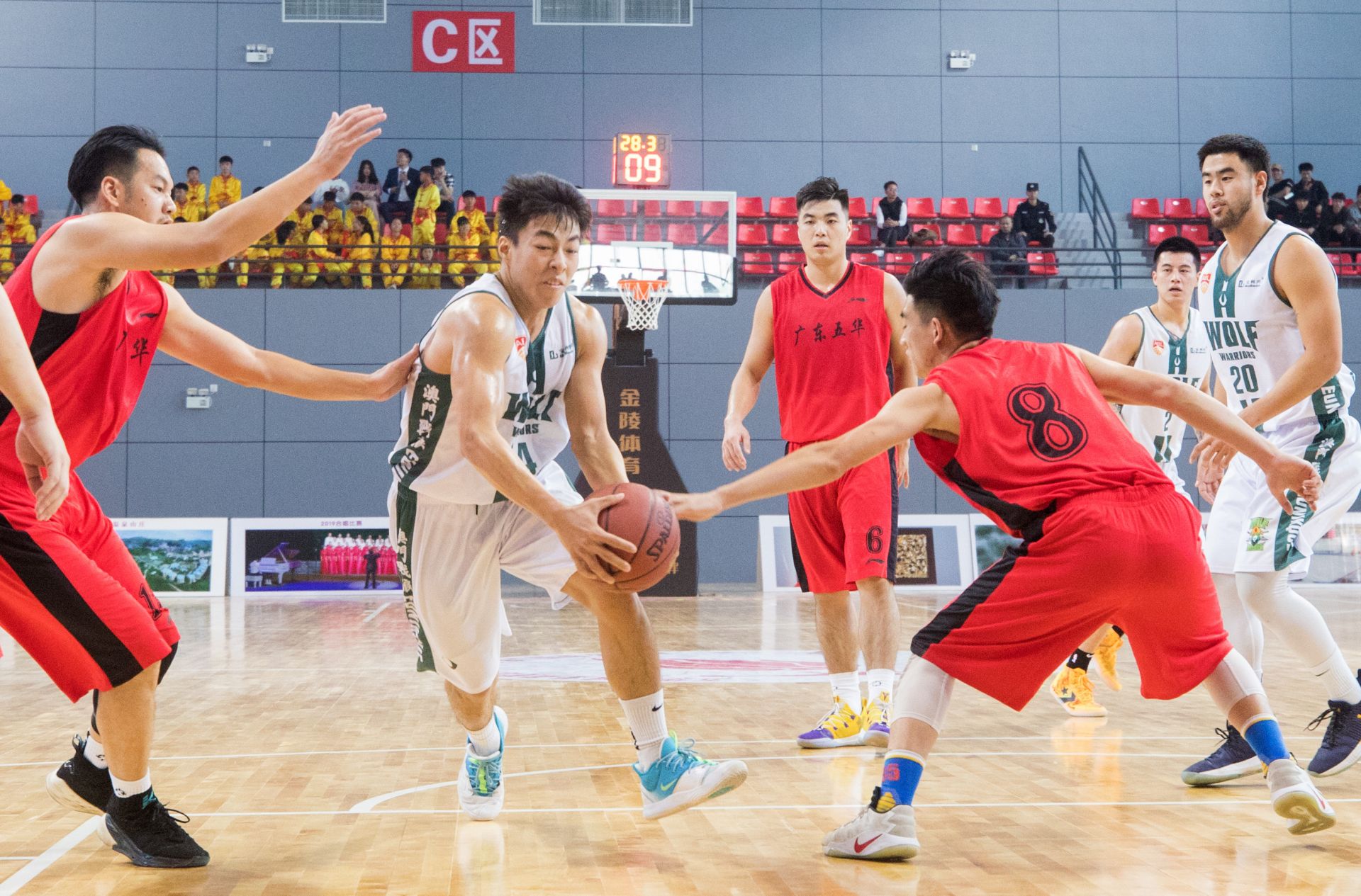 澳门战狼队在比赛中进攻.