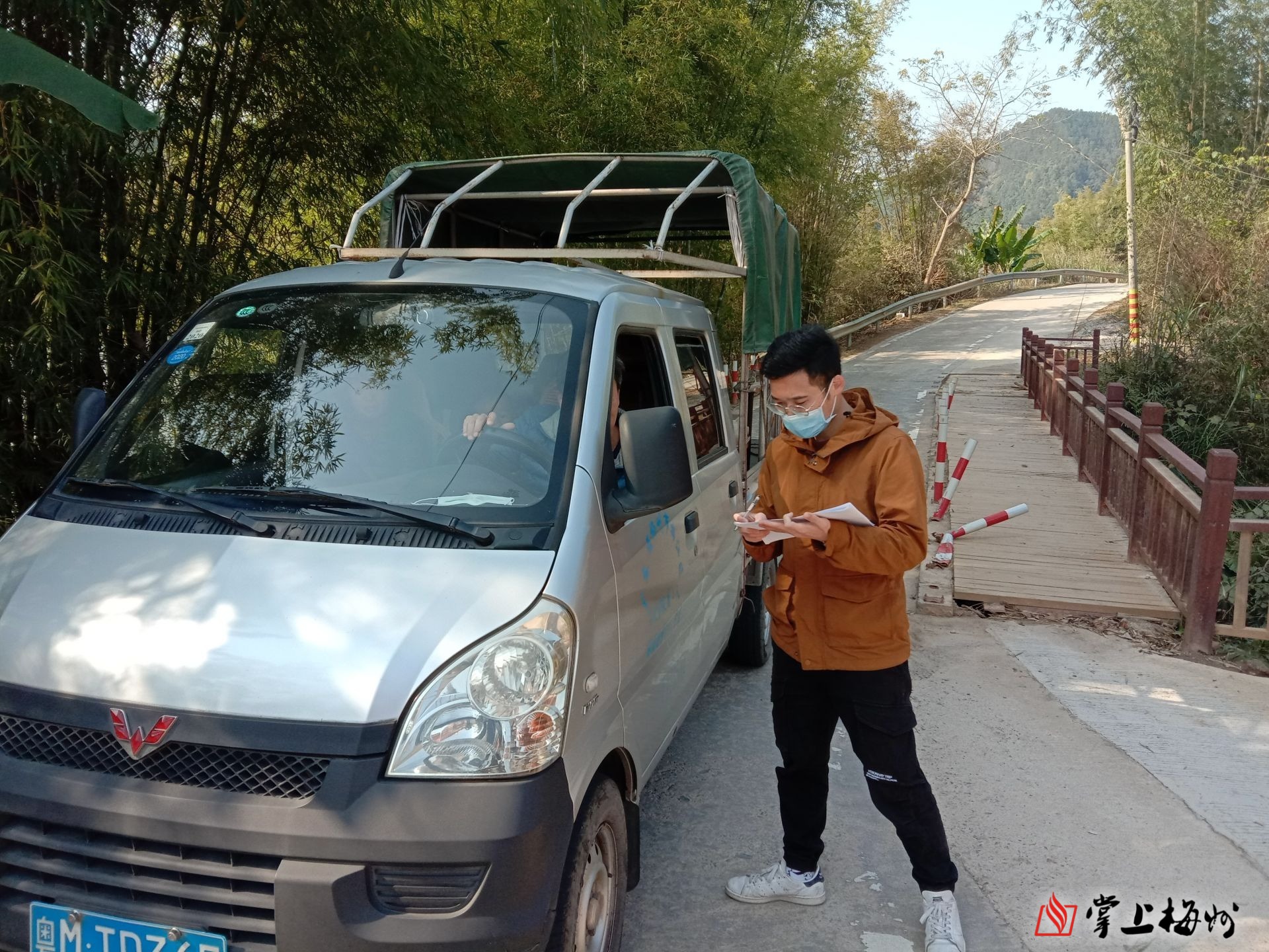 图)郑嘉亮,是一名"95后"梅江区金山街道选调生,西阳镇北联村书记助理