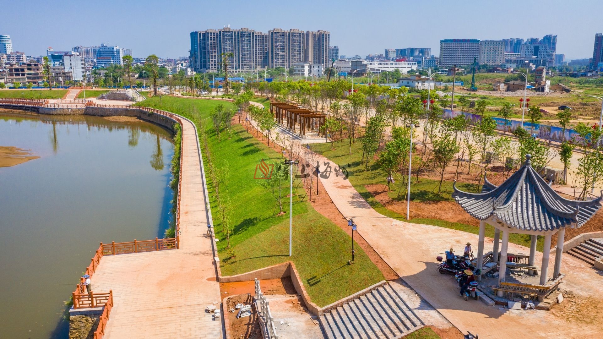 兴宁市亲水公园是该市两美行动重点亮点项目之一(吴腾江摄) 门前