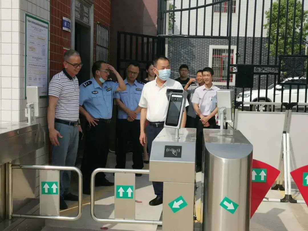 傅国强到五华县黄狮小学协调疫情防控和复课复学工作