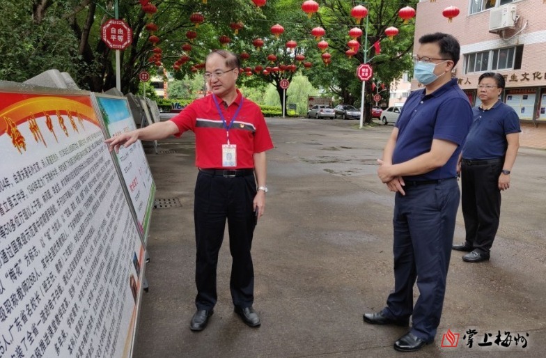 陈晓建在嘉应中学调研新时代文明实践(所,站)建设和活动开展情况.