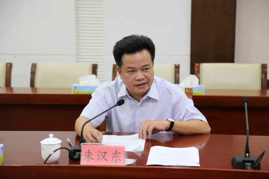 朱汉东作了讲话,他代表县委县政府向一直以来倾力支持家乡建设的热心