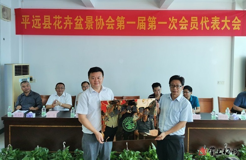 平远县人民政府副县长李万年,市农林科学院副院长谢岳昌,平远县农业
