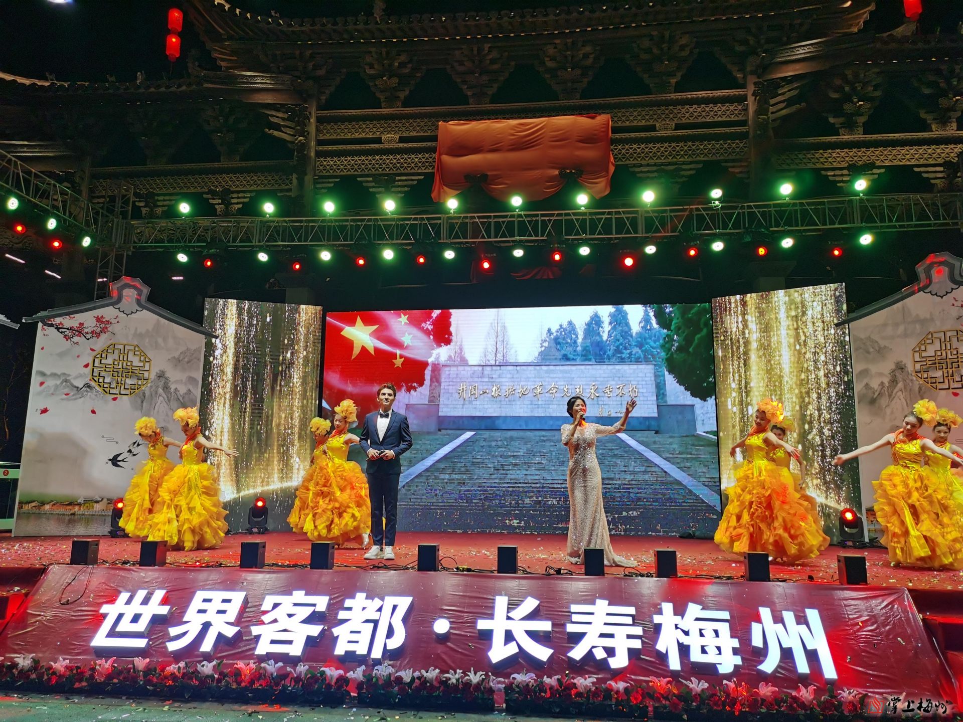 不要说观众,小编都被吸引啦,走,看节目去~ (全媒体记者:黄钰然)2020