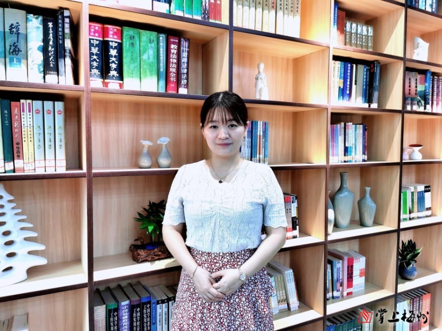 巫丹丹是高三年级的一名英语老师.(赖运香 摄)