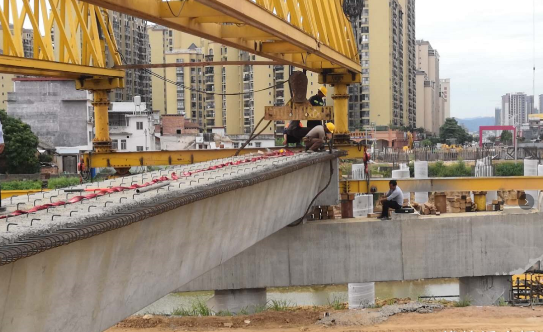 兴宁锦绣大桥东边桥梁第一跨成功吊装!预计春节前建成通车.