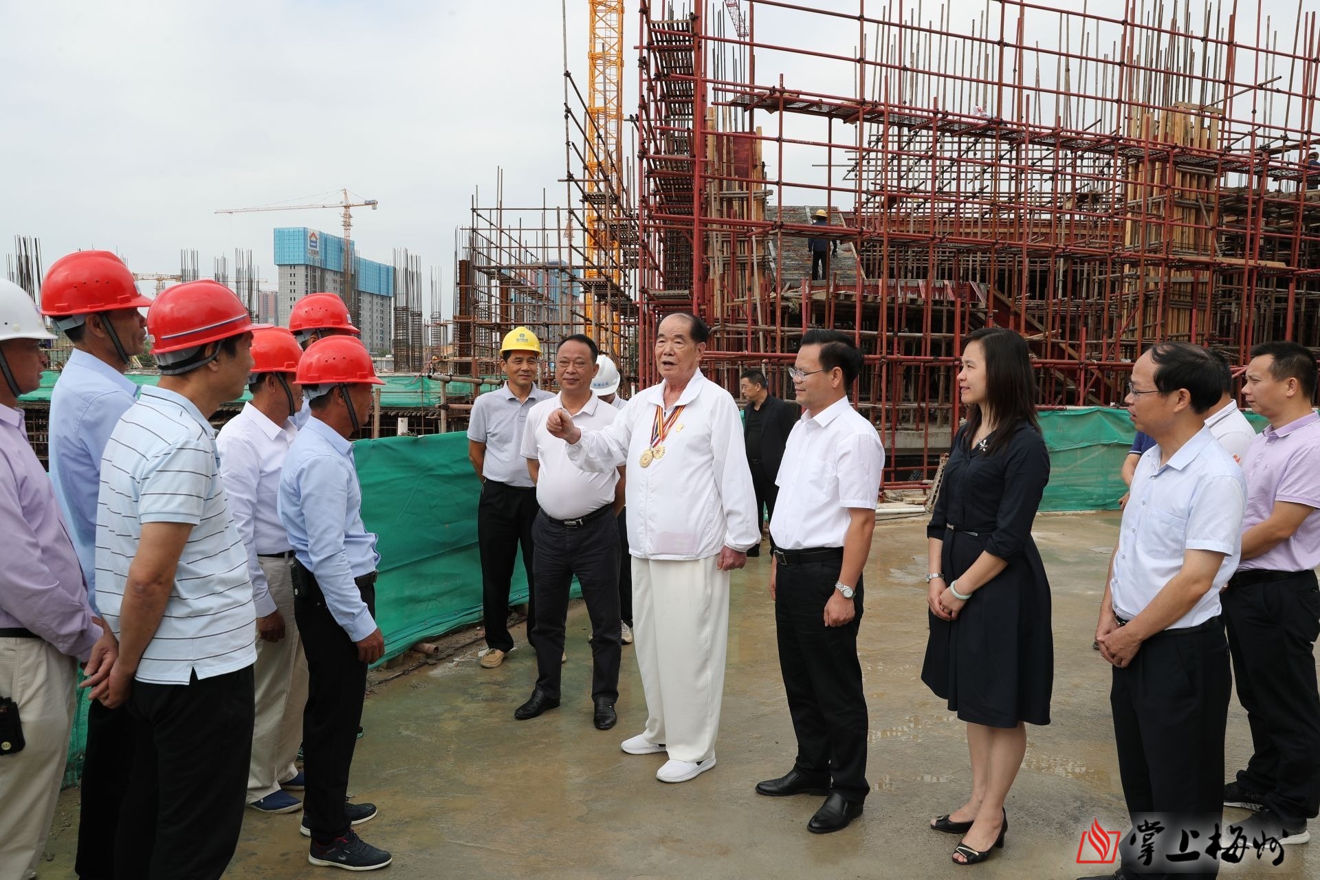 杰出乡贤许应裘先生回乡考察将坚真文体中心建成三满意工程