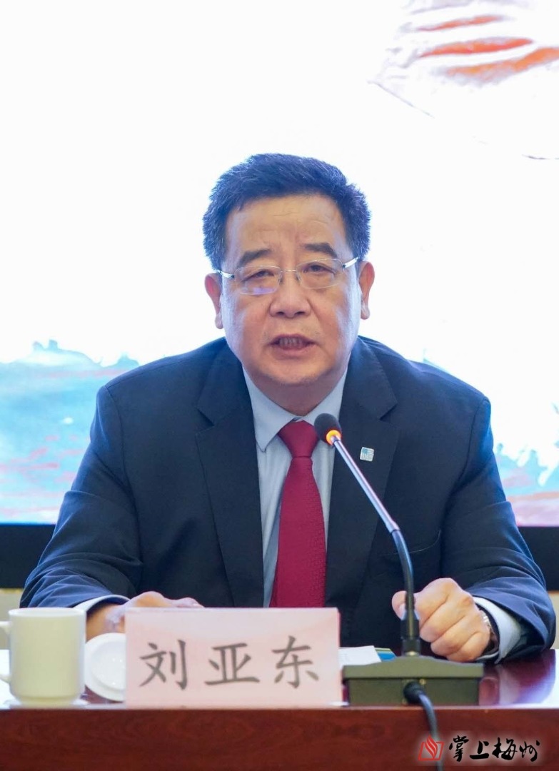 中国报业协会副理事长刘亚东,国防大学教授公方彬,山东省报业协会会长