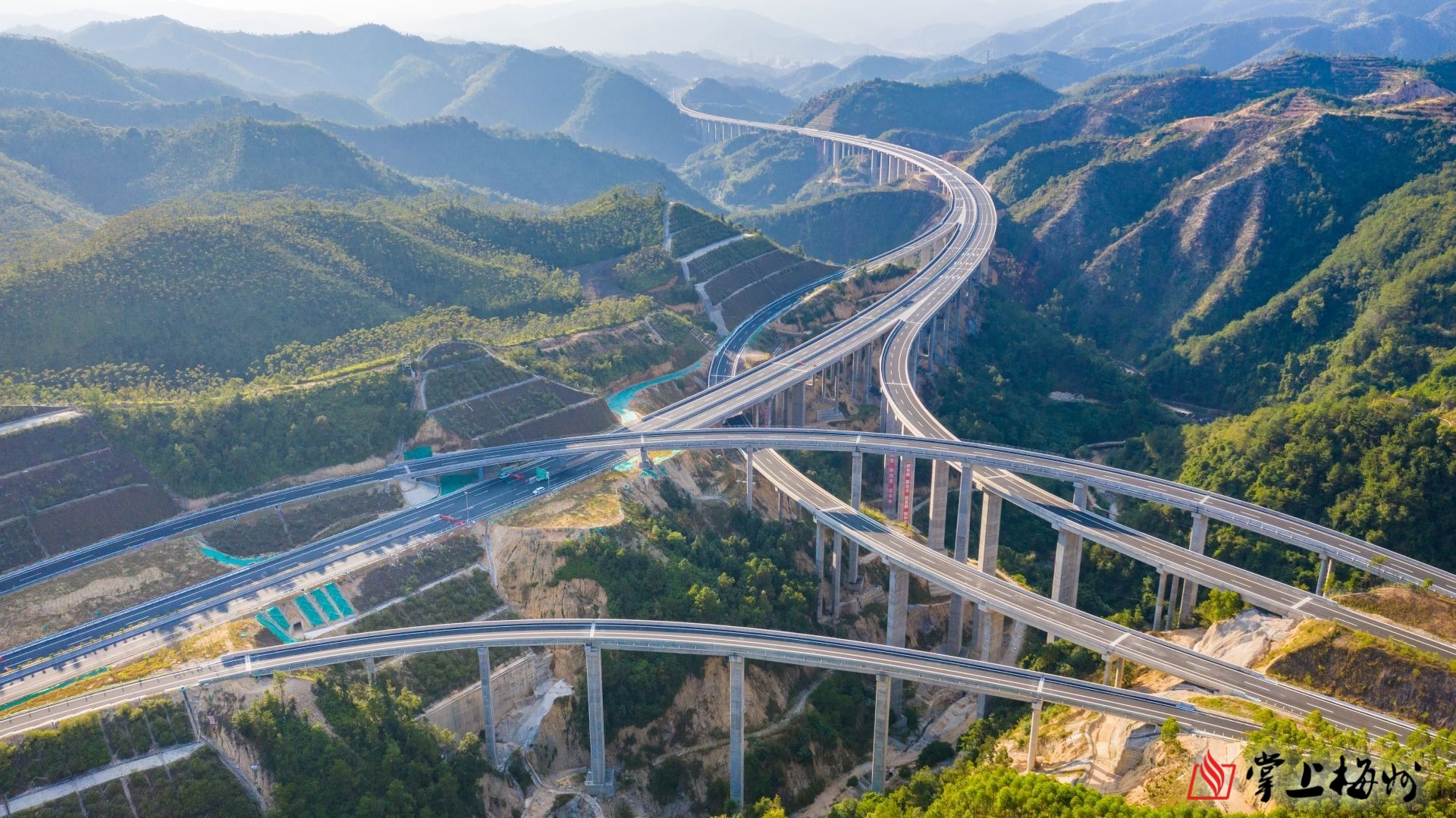 大潮高速公路(含大漳支线)与已建成通车的汕汾高速相接