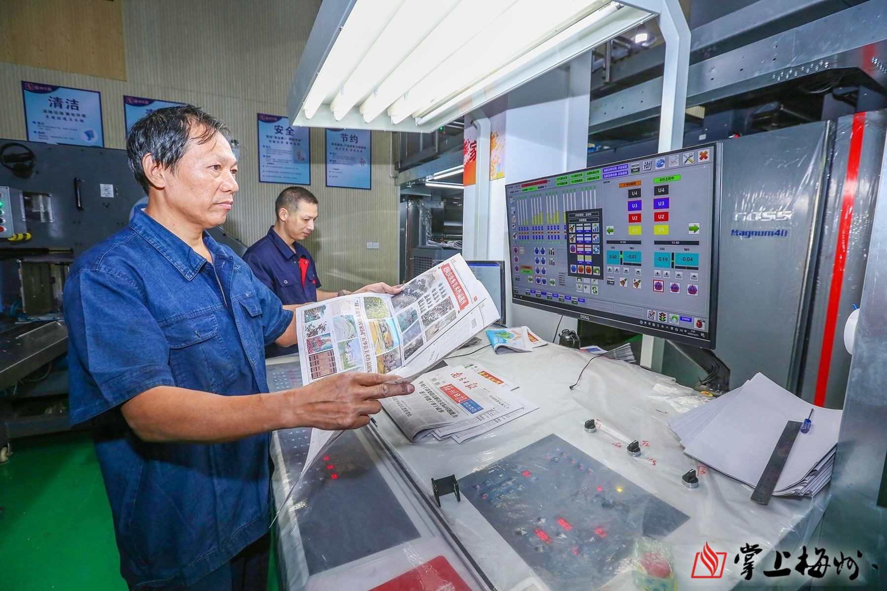 新设备经过升级改造,工作人员正在校对印刷颜色.