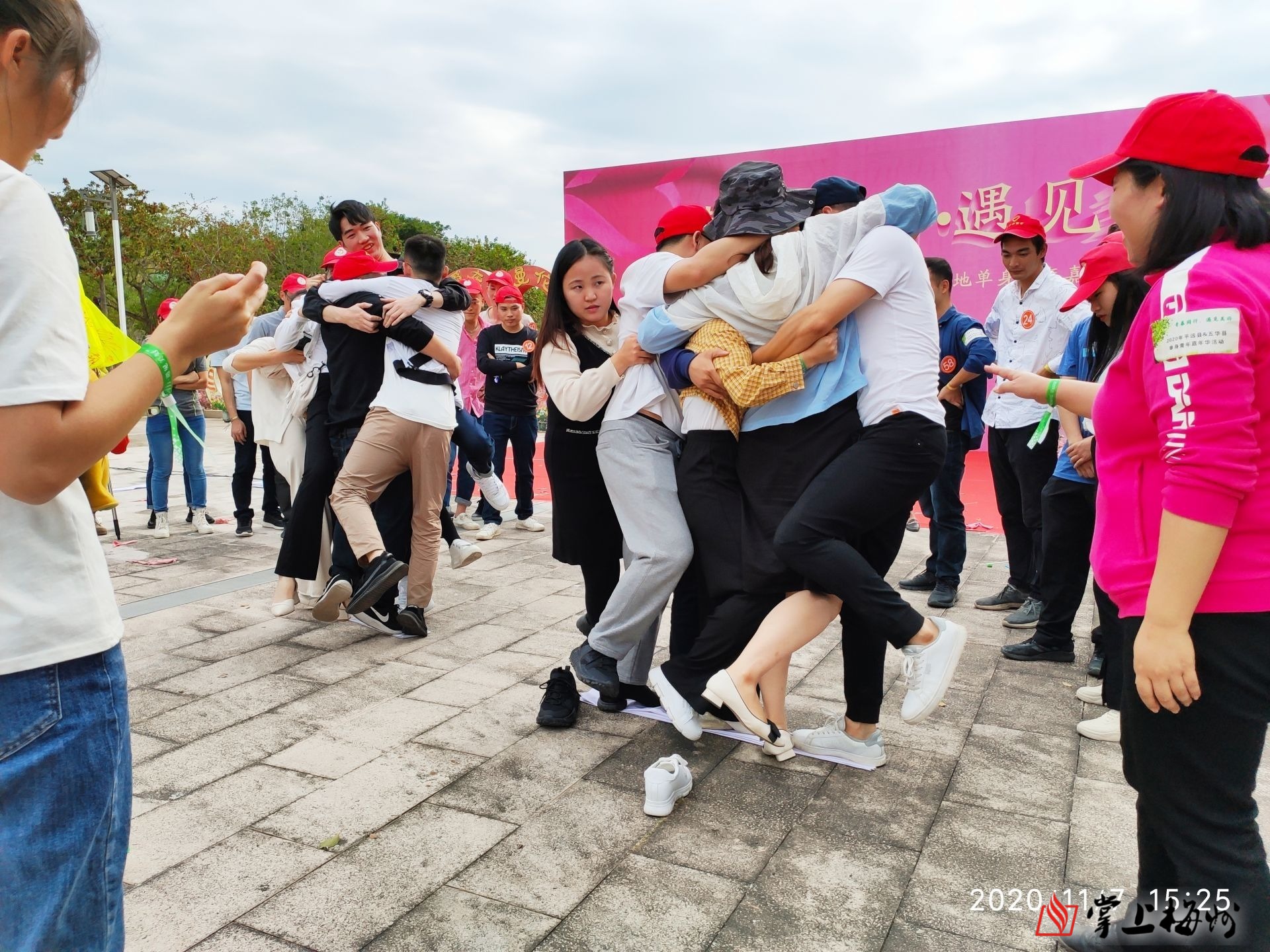 团取暖""大爱同心""公益同行""篝火晚会"等10余个精心设计的游戏环节