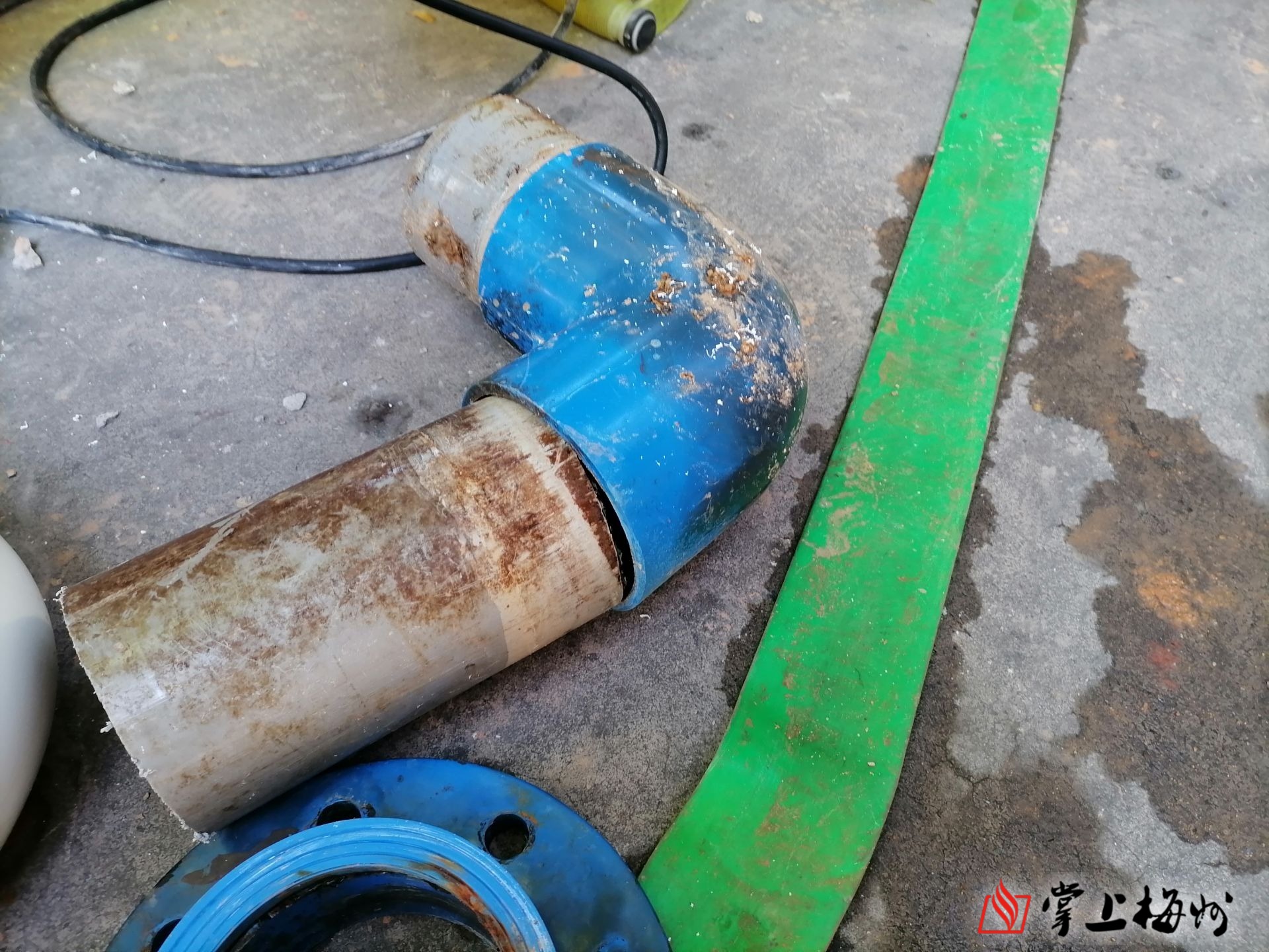 皇家名典小区供水管道弯头连接处脱胶漏水.