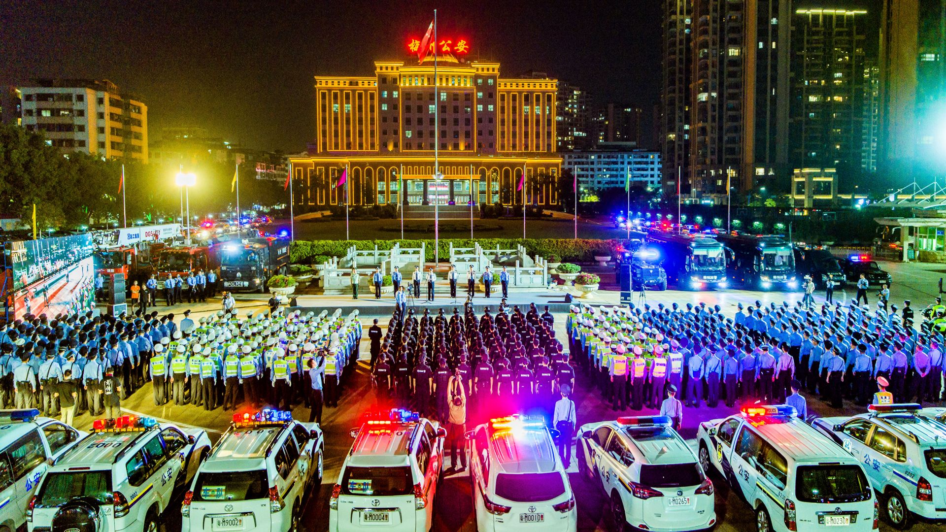 市公安局打掉涉网黑恶团伙13个