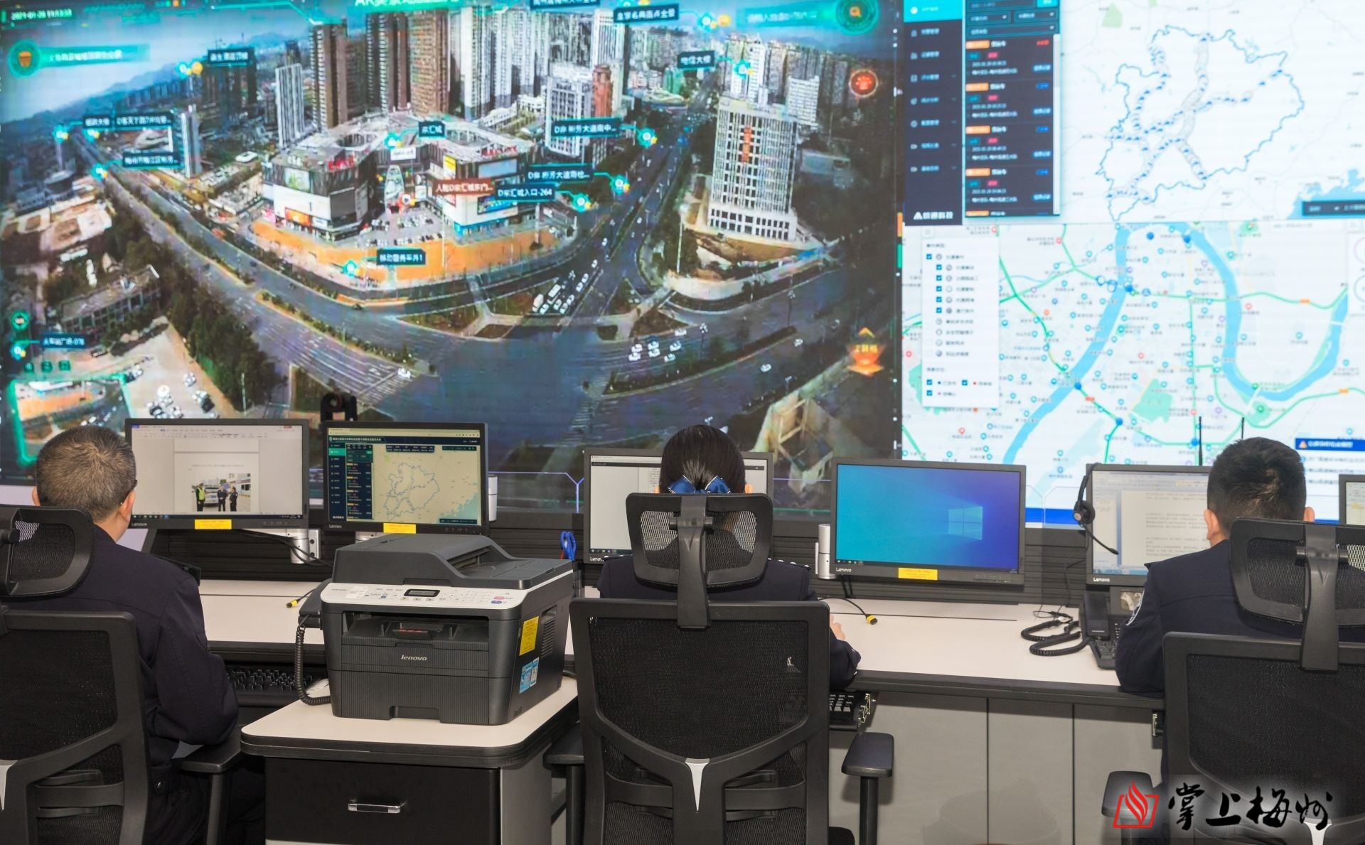 市交警支队交通指挥中心可以实时监控高速公路,城区道路交通情况.